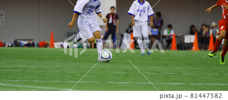 サッカー　ボール　芝生　グランド　ドリブル　センターリング　練習　子供  81447582