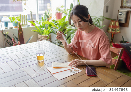 請求書を見て悩む若い女性 81447648
