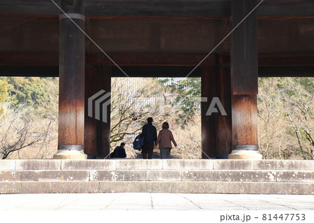 仲良く歩く2人の姿 81447753