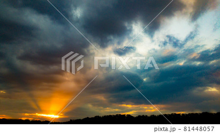 西日の光と夕焼け、曇り空に垣間見える晴れた空 西日の光と夕焼け、曇り空に垣間見える晴れた空 81448057