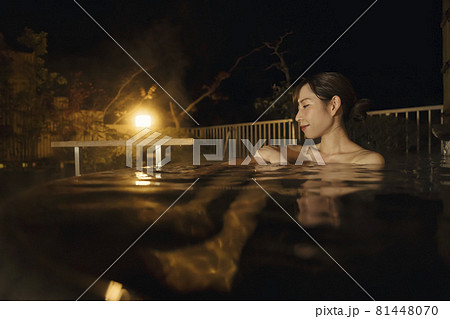 夜、貸切露天風呂に入る若い女性　温泉イメージ　GoToトラベルキャンペーン 81448070