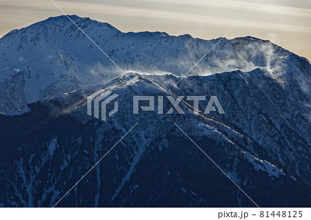 南アルプス・鳳凰三山・観音岳から見る雪煙上がる夕刻の間ノ岳 南アルプス・鳳凰三山・観音岳から見る雪煙上がる夕刻の間ノ岳 81448125
