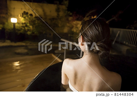 夜、貸切露天風呂で庭園を眺める若い女性後ろ姿　温泉イメージ　GoToトラベルキャンペーン 81448304