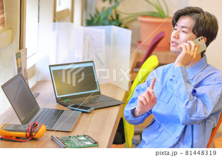 思い出しはじめて電話で話す電気エンジニア1 81448319