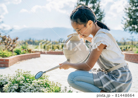 園芸 ガーデニングする女の子 水やり の写真素材