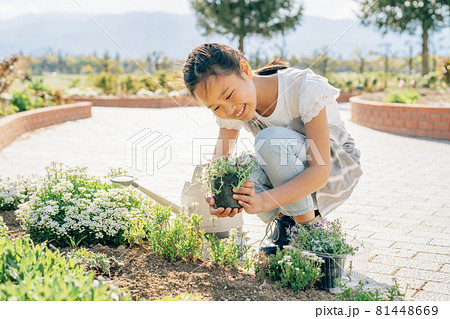 園芸・ガーデニングする女の子 園芸・ガーデニングする女の子 81448669