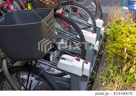 スーパーマーケットの駐輪場の鍵付き自転車止め 81448870