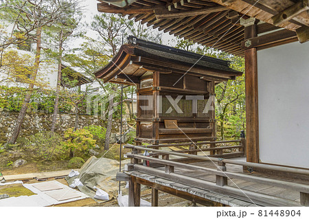 春の総本山仁和寺　閼伽棚（あかだな） 81448904