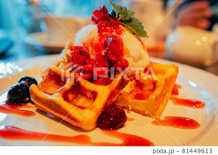 美味しそうなベルギーワッフル、ラズベリーソースがけ 美味しそうなベルギーワッフル、ラズベリーソースがけ 81449613