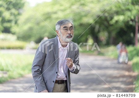 道に迷うシニア男性 81449709