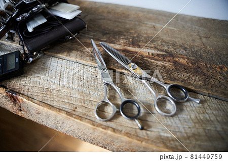 美容室　美容師　ヘアサロン　はさみ 81449759