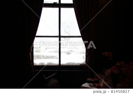 室内・インテリア・窓からの雪景色 81450827