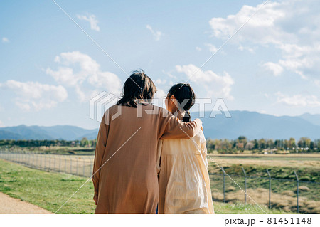 小学生の女の子とママ（上半身） 81451148