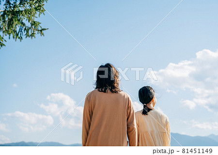 小学生の女の子とママ（上半身） 81451149