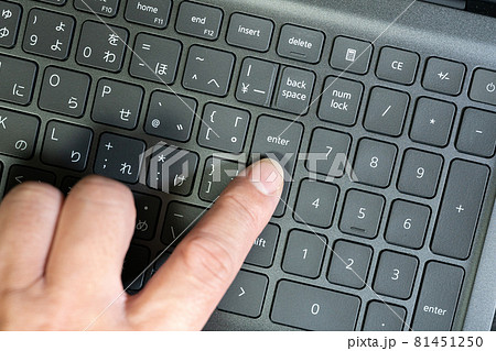 キーボードと人差し指 81451250