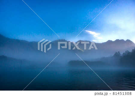 上高地・朝靄の大正池 81451308