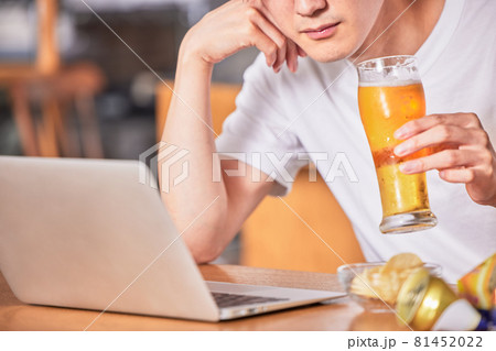 オンライン飲み会で酔っ払う若い男性 オンライン飲み会で酔っ払う若い男性 81452022