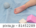 積み木とお昼寝している子供の足 81452289