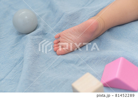 積み木とお昼寝している子供の足 81452289