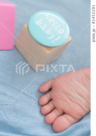 積み木とお昼寝している子供の足 81452291