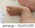 フローリングでお昼寝する赤ちゃんの足 81452295