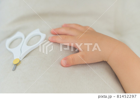ベビー用爪切りハサミと赤ちゃんの手 81452297