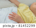 すやすやお昼寝する子供のイメージ 81452299