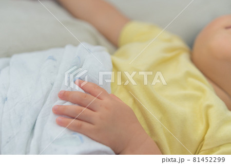 すやすやお昼寝する子供のイメージ 81452299