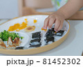ご飯とつかみ食べをする赤ちゃんの手 81452302