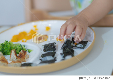 ご飯とつかみ食べをする赤ちゃんの手 81452302