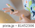 つかみ食べをする赤ちゃんの手 81452306