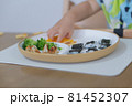 ご飯とつかみ食べをする赤ちゃんの手 81452307