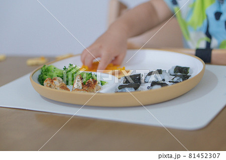ご飯とつかみ食べをする赤ちゃんの手 81452307