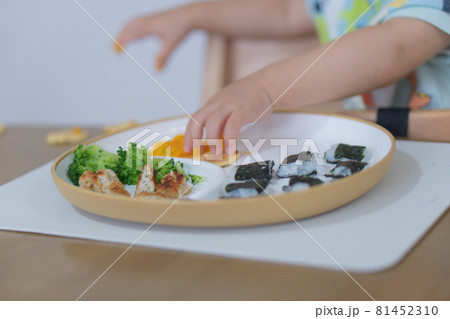 ご飯とつかみ食べをする赤ちゃんの手 81452310
