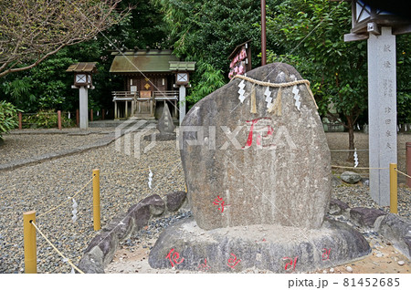 野田市内散歩:櫻木神社 厄災落としの割石 野田市内散歩:櫻木神社 厄災落としの割石 81452685