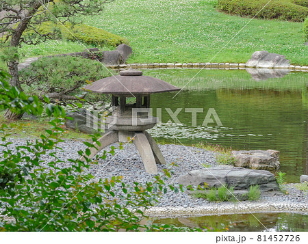 日本庭園の石灯籠 81452726