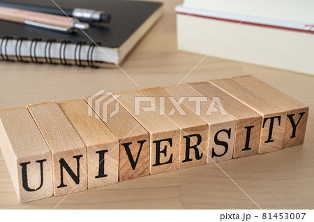 大学｜「UNIVERSITY」と書かれたスタンプ、ノート、ペン、本 81453007