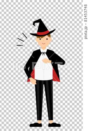 ハロウィンの仮装、魔法使い姿の男の子が胸を叩いているお任せあれのポーズ 81453748