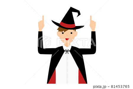 ハロウィンの仮装、魔法使い姿の男の子が両手で指さしをするポーズ 81453765