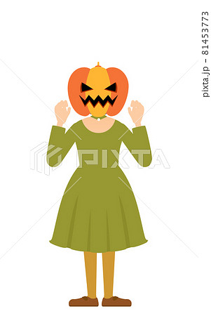 ハロウィンの仮装、カボチャのお化け姿の女の子が両手を構えて驚かせるポーズ 81453773