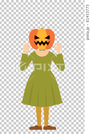 ハロウィンの仮装、カボチャのお化け姿の女の子が両手を構えて驚かせるポーズ 81453773