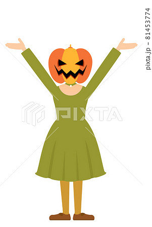 ハロウィンの仮装、カボチャのお化け姿の女の子が両腕を上げるポーズ 81453774