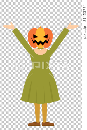 ハロウィンの仮装、カボチャのお化け姿の女の子が両腕を上げるポーズ 81453774