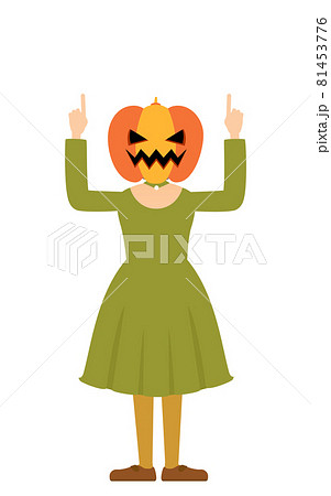 ハロウィンの仮装、カボチャのお化け姿の女の子が両手で指さしをするポーズ 81453776