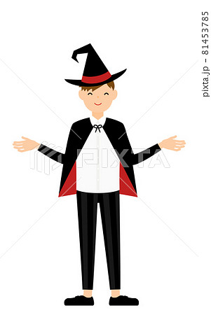 ハロウィンの仮装、魔法使い姿の男の子が両腕を広げるポーズ 81453785