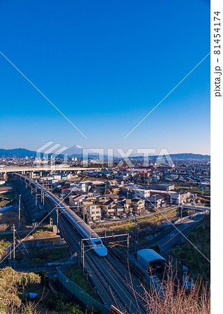 (静岡県)静岡市街を走る新幹線 富士山遠望 (静岡県)静岡市街を走る新幹線 富士山遠望 81454174