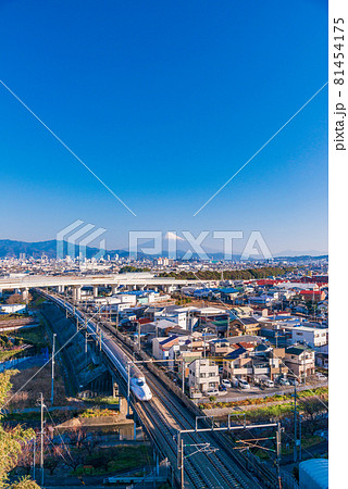 (静岡県)静岡市街を走る新幹線 富士山遠望 (静岡県)静岡市街を走る新幹線 富士山遠望 81454175