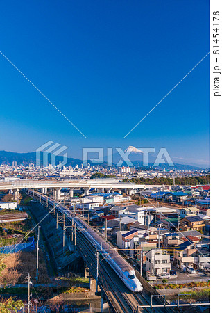 (静岡県)静岡市街を走る新幹線 富士山遠望 (静岡県)静岡市街を走る新幹線 富士山遠望 81454178