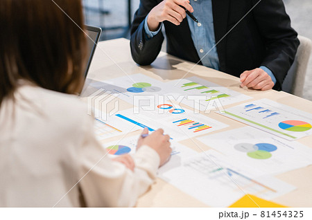 オフィスで会議をするビジネスシーン(パーツ) オフィスで会議をするビジネスシーン(パーツ) 81454325