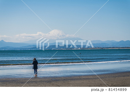 【江の島西海岸からの富士山を満喫する女性】 81454899
